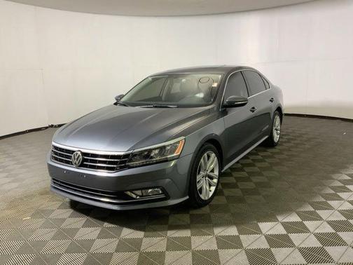 Platinum Gray Metallic 2018 Volkswagen Passat 2.0T SE w/ Technology