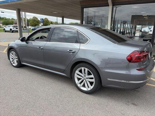 Platinum Gray Metallic 2018 Volkswagen Passat 2.0T SE w/ Technology