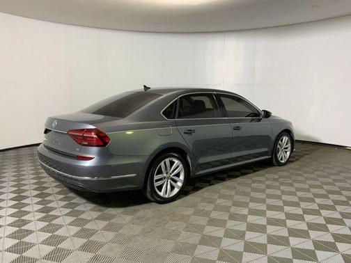 Platinum Gray Metallic 2018 Volkswagen Passat 2.0T SE w/ Technology