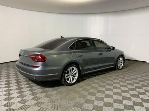 Platinum Gray Metallic 2018 Volkswagen Passat 2.0T SE w/ Technology