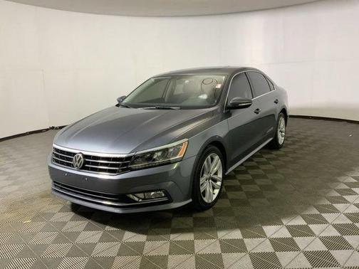 Platinum Gray Metallic 2018 Volkswagen Passat 2.0T SE w/ Technology