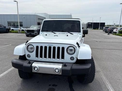 Bright White Clearcoat 2018 Jeep Wrangler JK Unlimited Sahara
