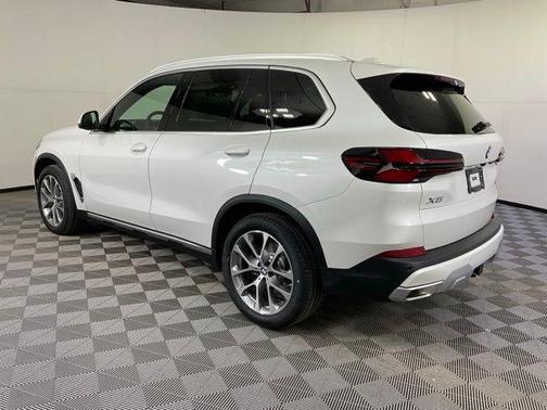 Mineral White Metallic 2026 BMW X5 xDrive40i