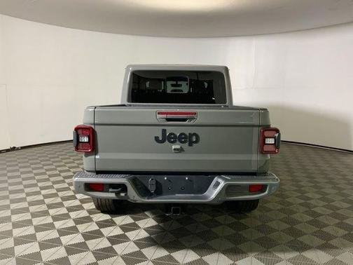 Sting Gray Clearcoat 2023 Jeep Gladiator Overland