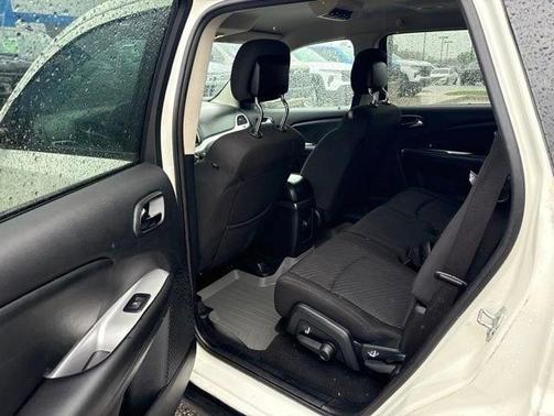 White 2017 Dodge Journey SE
