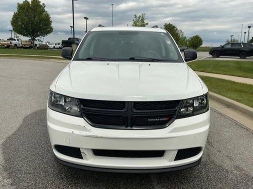 White 2017 Dodge Journey SE