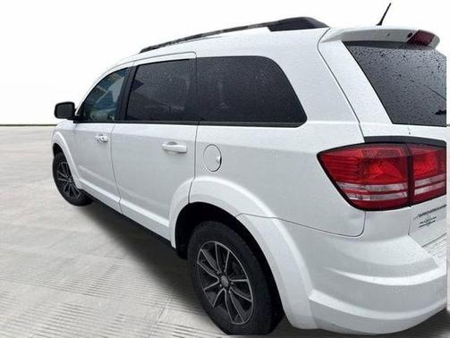 White 2017 Dodge Journey SE