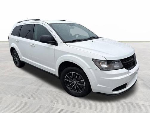 White 2017 Dodge Journey SE
