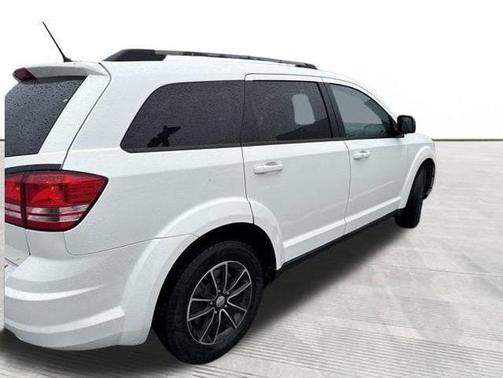 White 2017 Dodge Journey SE