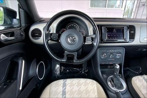 Deep Black Pearl Metallic/Beige Roof 2018 Volkswagen Beetle 2.0T Coast