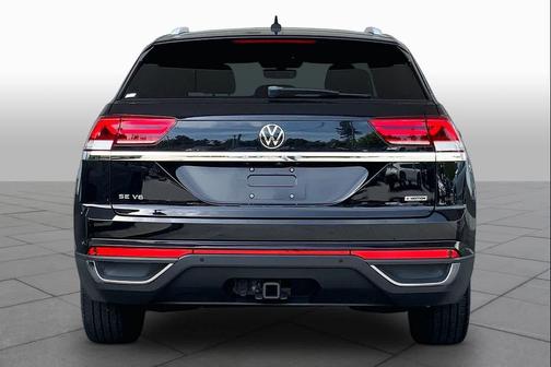 Deep Black Pearl 2022 Volkswagen Atlas Cross Sport 3.6L V6 SE w/Technology