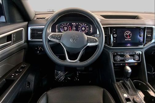 Deep Black Pearl 2022 Volkswagen Atlas Cross Sport 3.6L V6 SE w/Technology