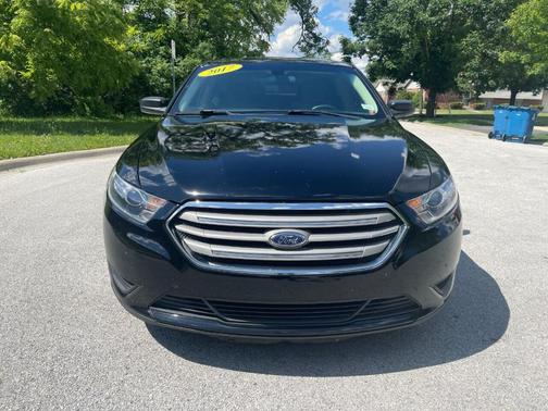 Photo 2 of 7 of 2017 Ford Taurus SE