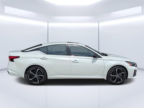 2023 Nissan Altima SR FWD