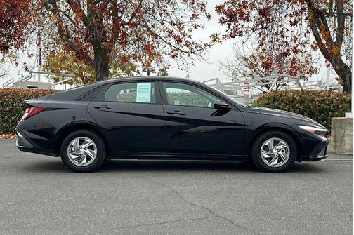 2024 Hyundai ELANTRA SE