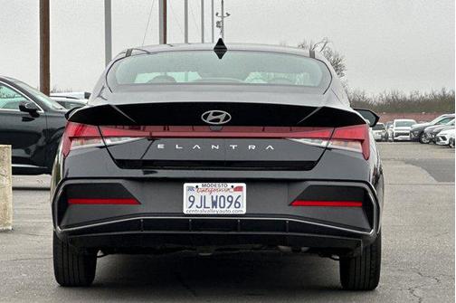 2024 Hyundai ELANTRA SE