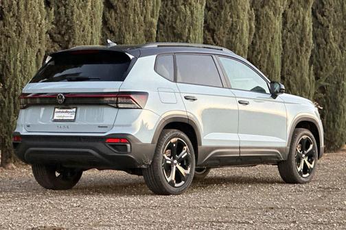 Monument Gray w/Deep Black Roof 2026 Volkswagen Taos SE Black
