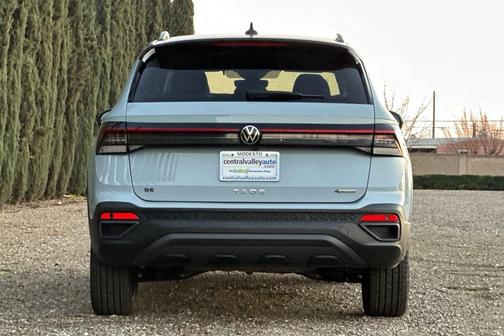 Monument Gray w/Deep Black Roof 2026 Volkswagen Taos SE Black