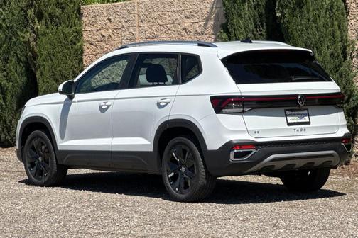 Pure White 2026 Volkswagen Taos SE