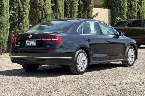 DEEP BLACK PEARL EFFECT 2018 Volkswagen Passat 2.0T SE