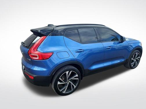 Blue Metallic 2021 Volvo XC40 T5 R-Design