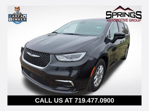 Brilliant Black Crystal Pearlcoat 2023 Chrysler Pacifica Touring-L