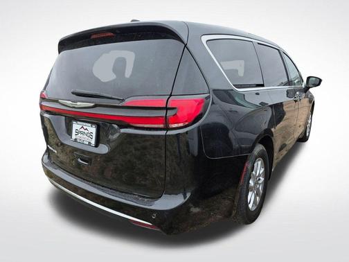 Brilliant Black Crystal Pearlcoat 2023 Chrysler Pacifica Touring-L