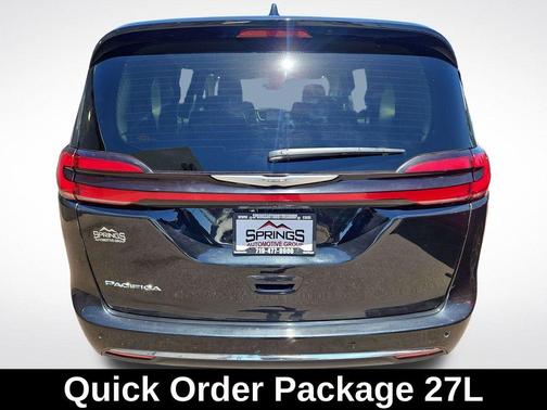 Brilliant Black Crystal Pearlcoat 2023 Chrysler Pacifica Touring-L