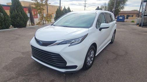 2023 Toyota Sienna LE