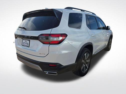 White 2023 Honda Pilot Elite
