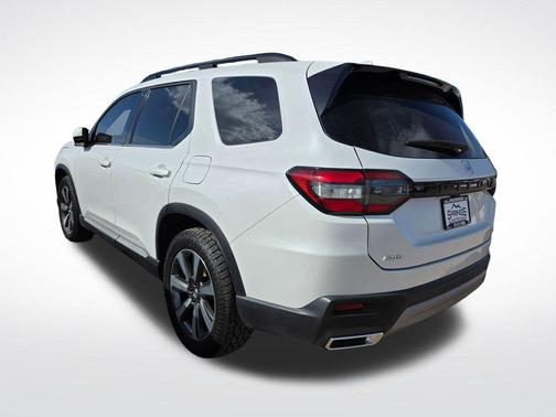 White 2023 Honda Pilot Elite