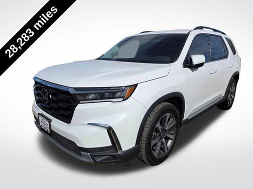 White 2023 Honda Pilot Elite