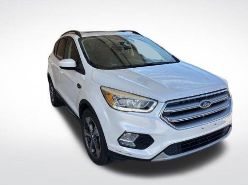 White Platinum Clearcoat Metallic 2017 Ford Escape SE
