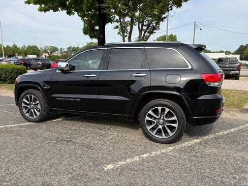 Diamond Black Crystal Pearlcoat 2018 Jeep Grand Cherokee Overland