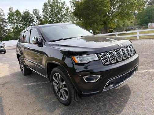 Diamond Black Crystal Pearlcoat 2018 Jeep Grand Cherokee Overland