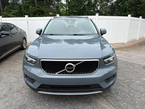 Thunder Grey Metallic 2020 Volvo XC40 T4 Momentum