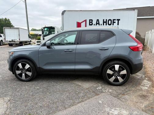 Thunder Grey Metallic 2020 Volvo XC40 T4 Momentum