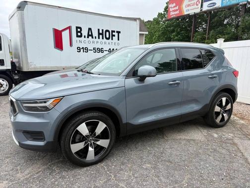 Thunder Grey Metallic 2020 Volvo XC40 T4 Momentum