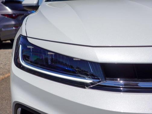 Opal White Pearl 2026 Volkswagen Jetta 1.5T SE