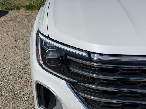 Opal White Pearl 2026 Volkswagen Atlas 2.0T SE W/TECHNOLOGY