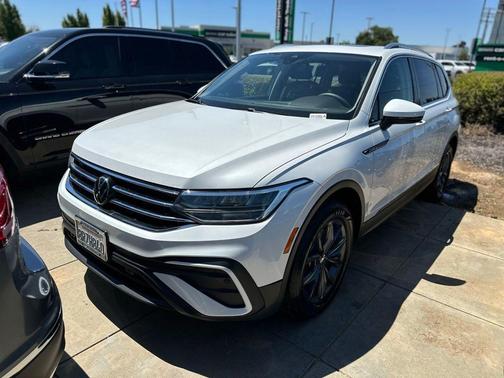 Opal White Pearl Effect 2023 Volkswagen Tiguan 2.0T SE