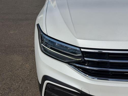 Opal White Pearl Effect 2023 Volkswagen Tiguan 2.0T SE