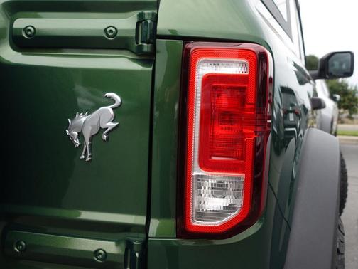 Eruption Green Metallic 2022 Ford Bronco Black Diamond