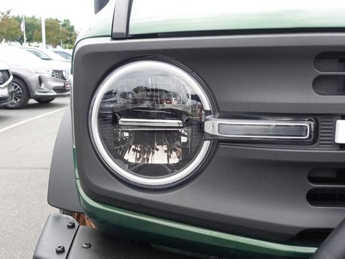 Eruption Green Metallic 2022 Ford Bronco Black Diamond