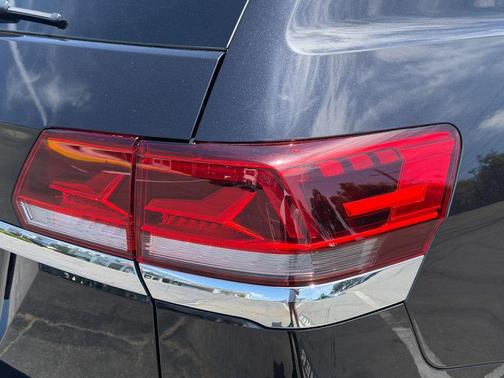 Deep Black Pearl Effect 2022 Volkswagen Atlas 3.6L SE w/Technology