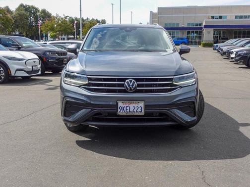 Platinum Gray Metallic 2023 Volkswagen Tiguan 2.0T SE