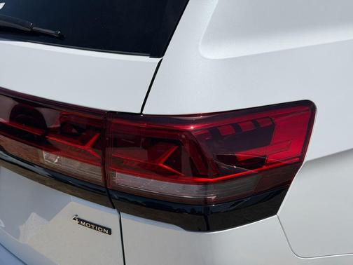 Opal White Pearl 2026 Volkswagen Atlas 2.0T Peak Edition