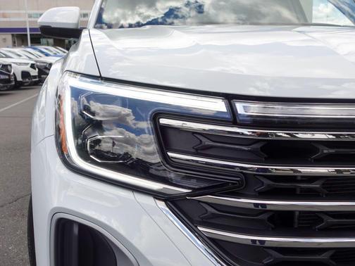 Pure White 2025 Volkswagen Atlas 2.0T SE