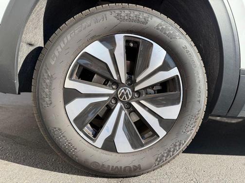 Pure White 2025 Volkswagen Atlas 2.0T SE
