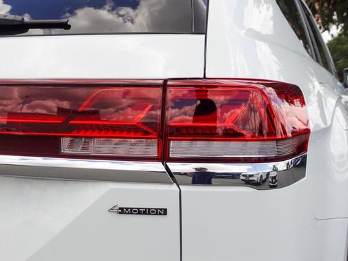 Pure White 2025 Volkswagen Atlas 2.0T SE